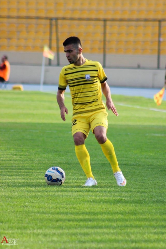 نیاز محەممەد دەچێتە یانەیەکی شاری بەغداد